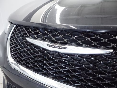 Certified 2023 Chrysler Pacifica Touring-L FWD image 4