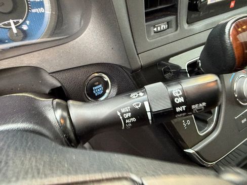 Used 2017 Toyota Sienna Limited Premium image 36