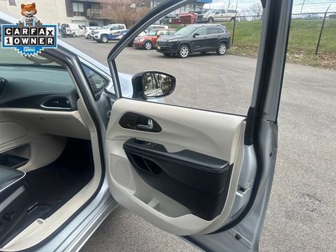 Used 2023 Chrysler Pacifica Limited image 10