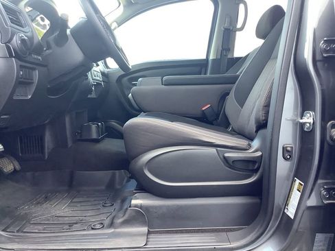 Used 2024 Nissan Titan SV image 27