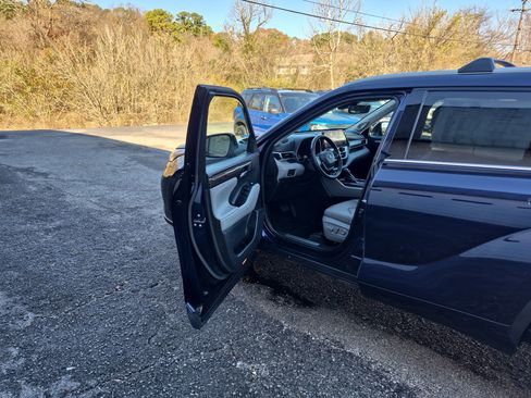 Used 2023 Toyota Highlander L image 10