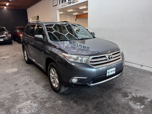 Used 2011 Toyota Highlander SE FWD image 2