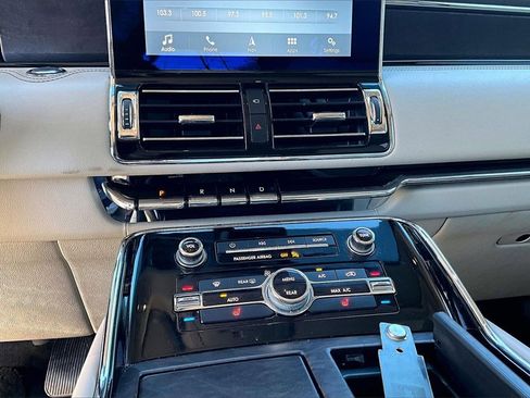 Used 2019 Lincoln Navigator Select image 30