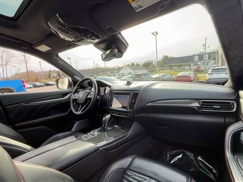 Used 2022 Maserati Levante Trofeo image 31