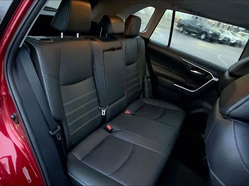 Used 2021 Toyota RAV4 XLE Premium image 19
