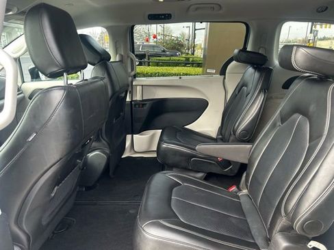 Used 2024 Chrysler Pacifica Touring-L image 9