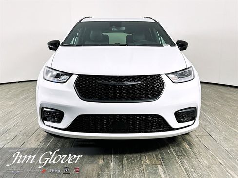 New 2026 Chrysler Pacifica Select w/ S Appearance Package image 2