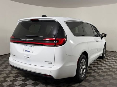 Used 2024 Chrysler Pacifica Limited AWD/4WD image 8
