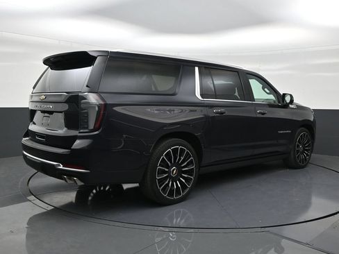 Used 2026 Chevrolet Suburban High Country AWD/4WD image 5