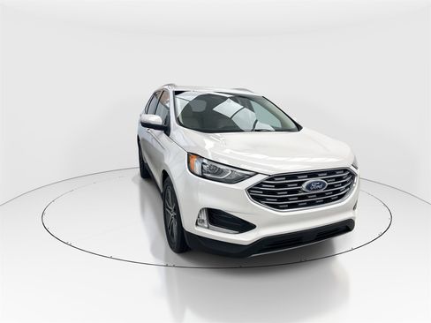 Used 2019 Ford Edge Titanium image 2