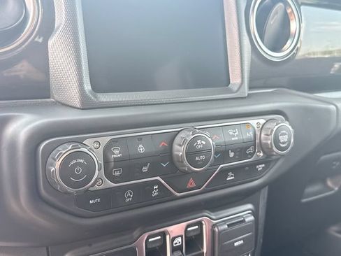 Used 2022 Jeep Wrangler Unlimited Sahara AWD/4WD image 19