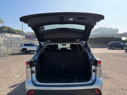 Used 2025 Toyota Highlander LE image 32