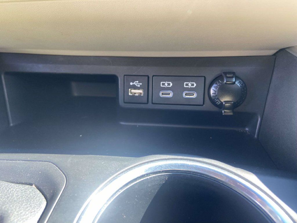 Used 2024 Toyota Highlander XLE FWD image 25
