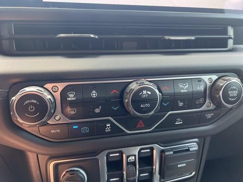 Used 2024 Jeep Wrangler Unlimited Sahara AWD/4WD image 21