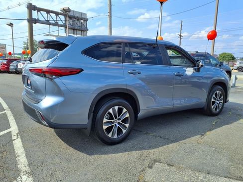 Certified 2023 Toyota Highlander XLE image 6