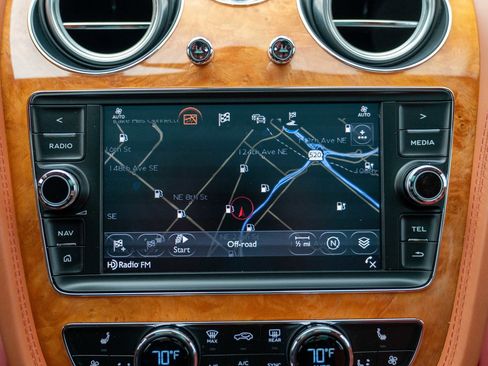 Used 2017 Bentley Bentayga image 39