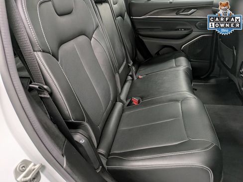 Used 2024 Jeep Grand Cherokee Overland w/ Luxury Tech Group IV AWD/4WD image 27