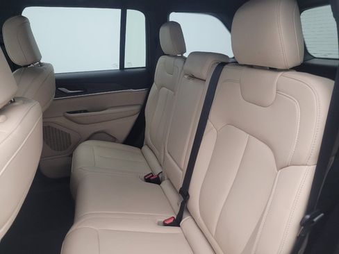 Used 2023 Jeep Grand Cherokee Limited AWD/4WD image 18