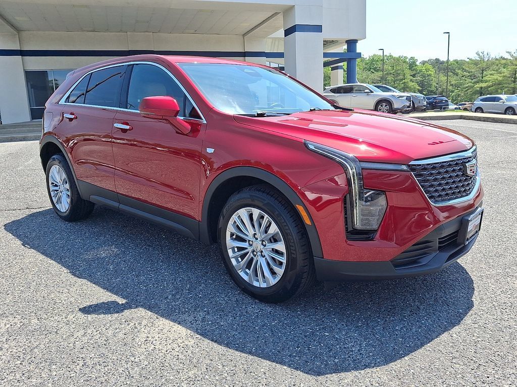 Used 2024 Cadillac XT4 Luxury w/ Cold Weather Package AWD/4WD image 3