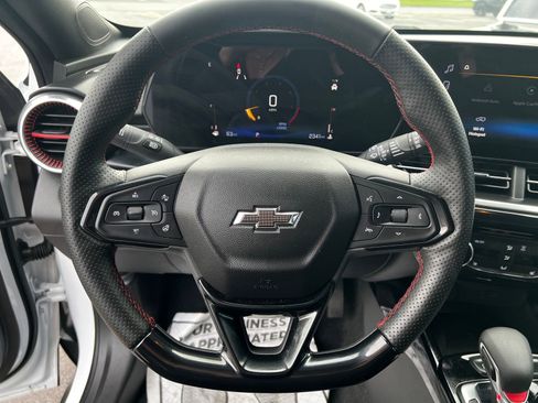 Used 2025 Chevrolet Trax RS w/ Sunroof Package image 13