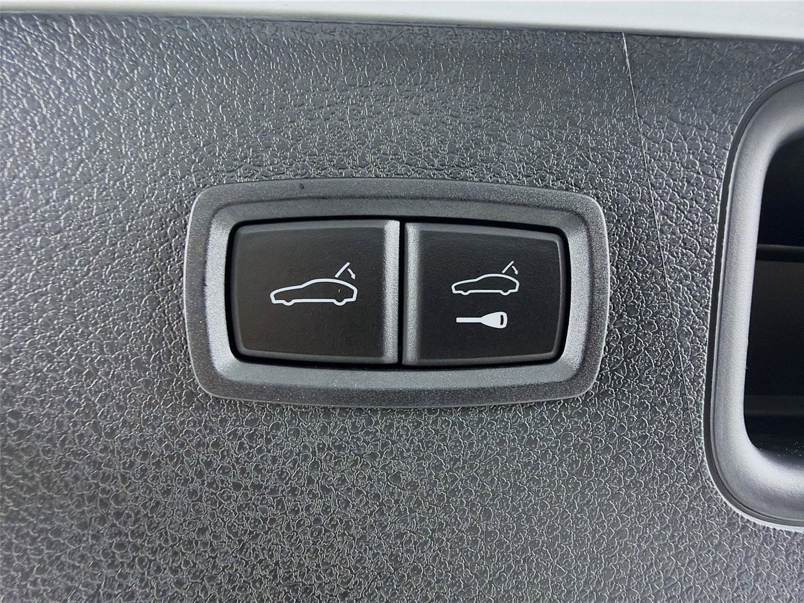 Used 2025 Porsche Macan AWD/4WD image 24