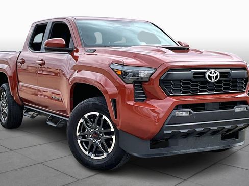 Used 2025 Toyota Tacoma TRD Sport w/ TRD Sport Upgrade Package AWD/4WD image 3