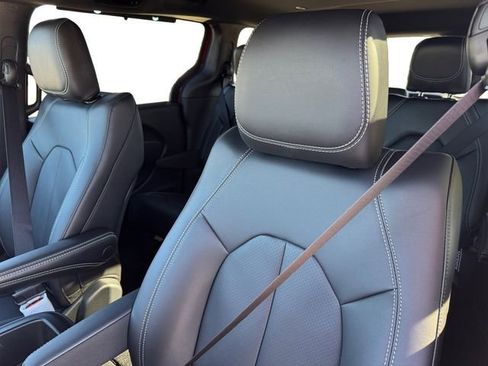 New 2026 Chrysler Pacifica Select AWD/4WD image 13