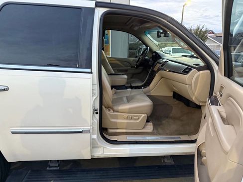 Used 2010 Cadillac Escalade Premium image 18