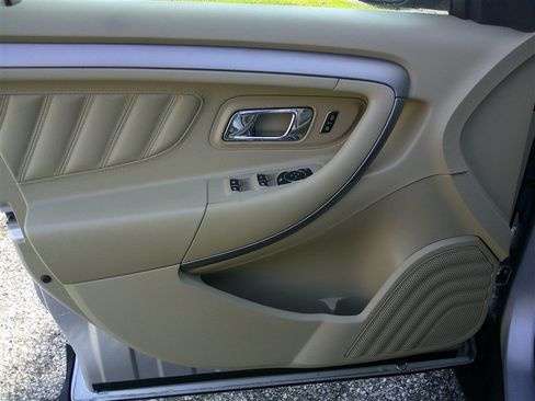 Used 2013 Ford Taurus SEL FWD image 9