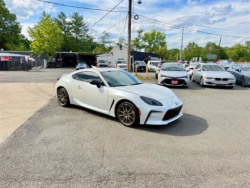 Used 2024 Toyota GR86 RWD image 9