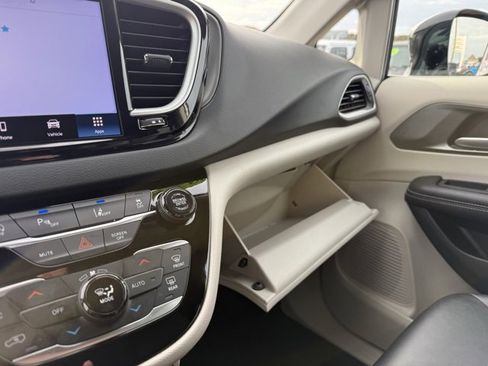 Certified 2024 Chrysler Pacifica Touring-L image 33