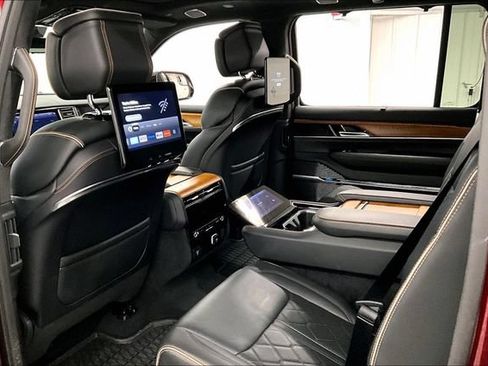 Used 2025 Jeep Grand Wagoneer L Series III w/ Rear-Seat Entertainment Group AWD/4WD image 33