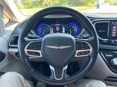 Used 2021 Chrysler Pacifica Touring w/ Uconnect Theater Family Group FWD image 21