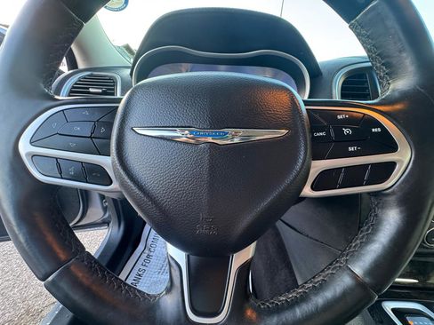 Used 2018 Chrysler 300 Limited image 19