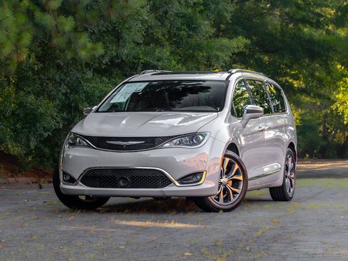 Used 2017 Chrysler Pacifica Limited FWD image 2