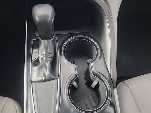 Used 2018 Toyota Camry SE w/ Moonroof Package image 33