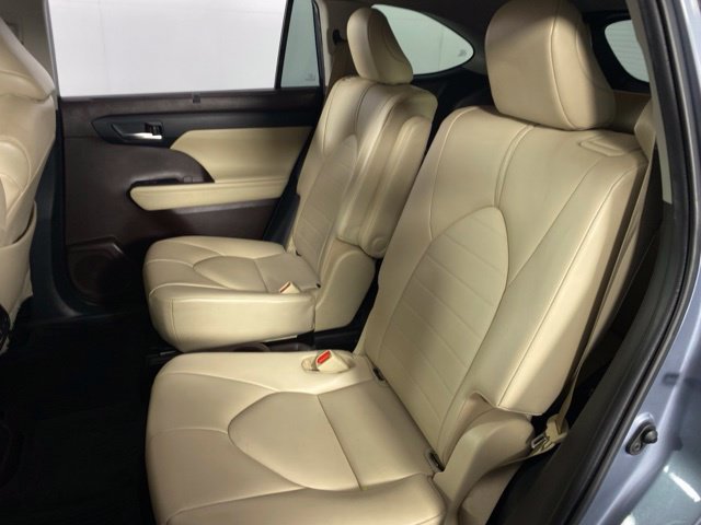 Used 2021 Toyota Highlander XLE AWD/4WD image 16