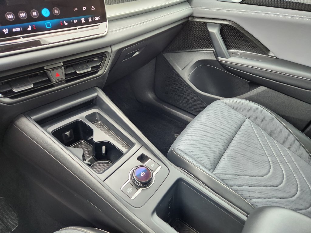 Certified 2025 Volkswagen Tiguan SE AWD/4WD image 14