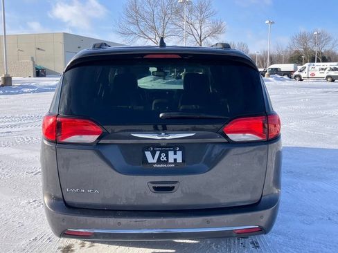 Used 2017 Chrysler Pacifica Touring-L w/ Tire & Wheel Group image 24