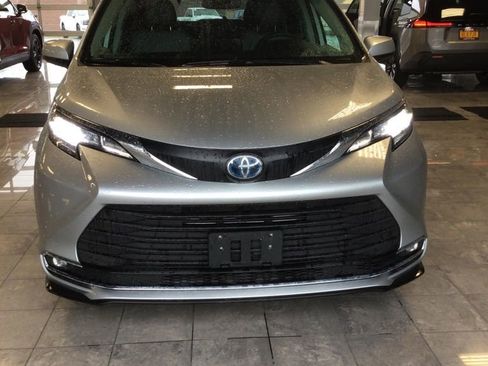 Used 2021 Toyota Sienna XLE w/ XLE Plus Package image 3