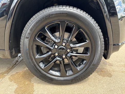 Used 2017 Jeep Grand Cherokee Altitude AWD/4WD image 9