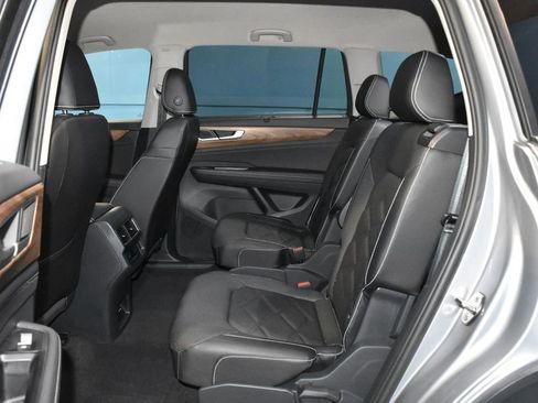 Certified 2025 Volkswagen Atlas SE image 16