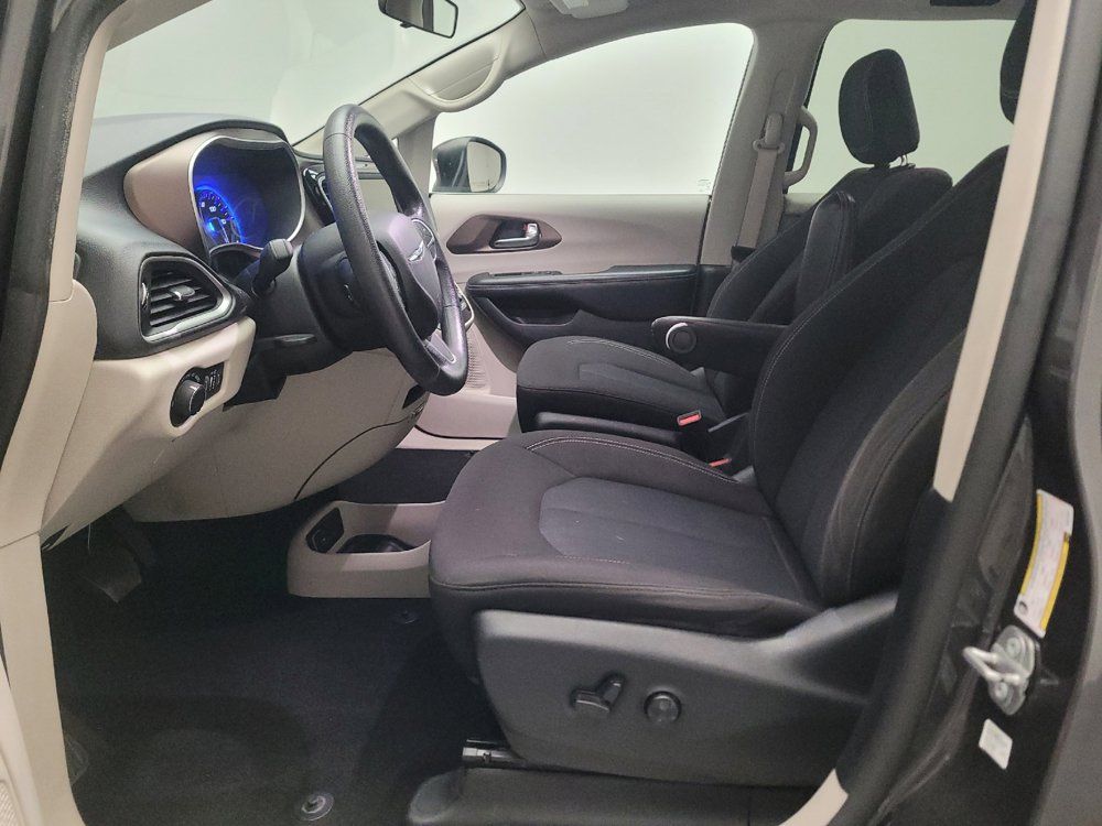 Used 2021 Chrysler Voyager LX FWD image 17