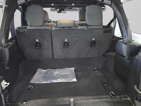 Used 2025 Jeep Wrangler Unlimited Sahara AWD/4WD image 21