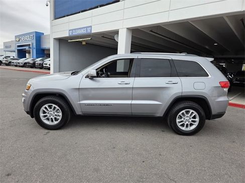 Used 2019 Jeep Grand Cherokee Laredo image 3