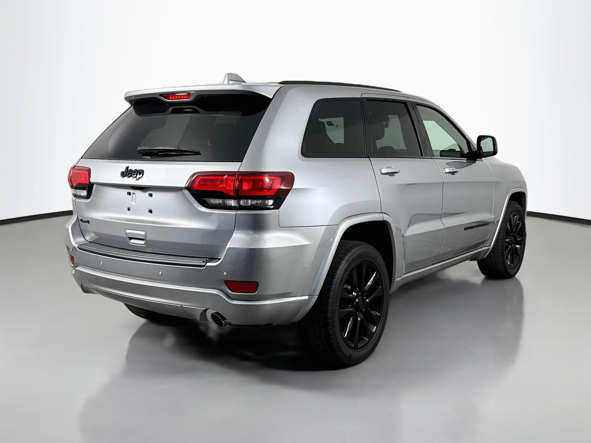 Used 2019 Jeep Grand Cherokee Altitude AWD/4WD image 7