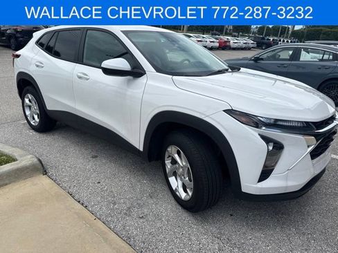 Used 2024 Chevrolet Trax LS w/ LS Convenience Package FWD image 1
