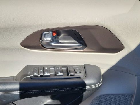 Used 2020 Chrysler Voyager L FWD image 14
