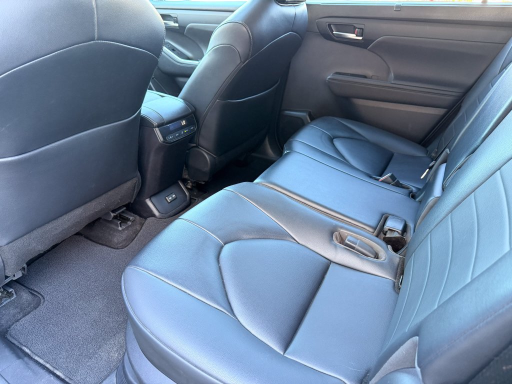 Used 2023 Toyota Highlander XLE AWD/4WD image 17
