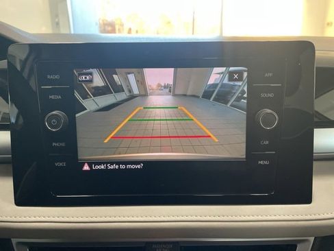 Certified 2025 Volkswagen Taos SE w/ Panoramic Sunroof Package image 19